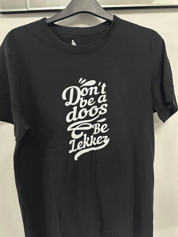 Unisex black T-Shirt "Dont be a doos Be lekker" SIZE L